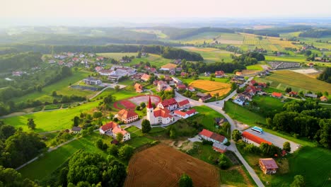 Atemberaubende-4K-Drohnenaufnahmen-Aus-Der-Luft-Der-Gemeinde-Sv