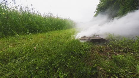 一顆脂質電池在地面上抽著白煙