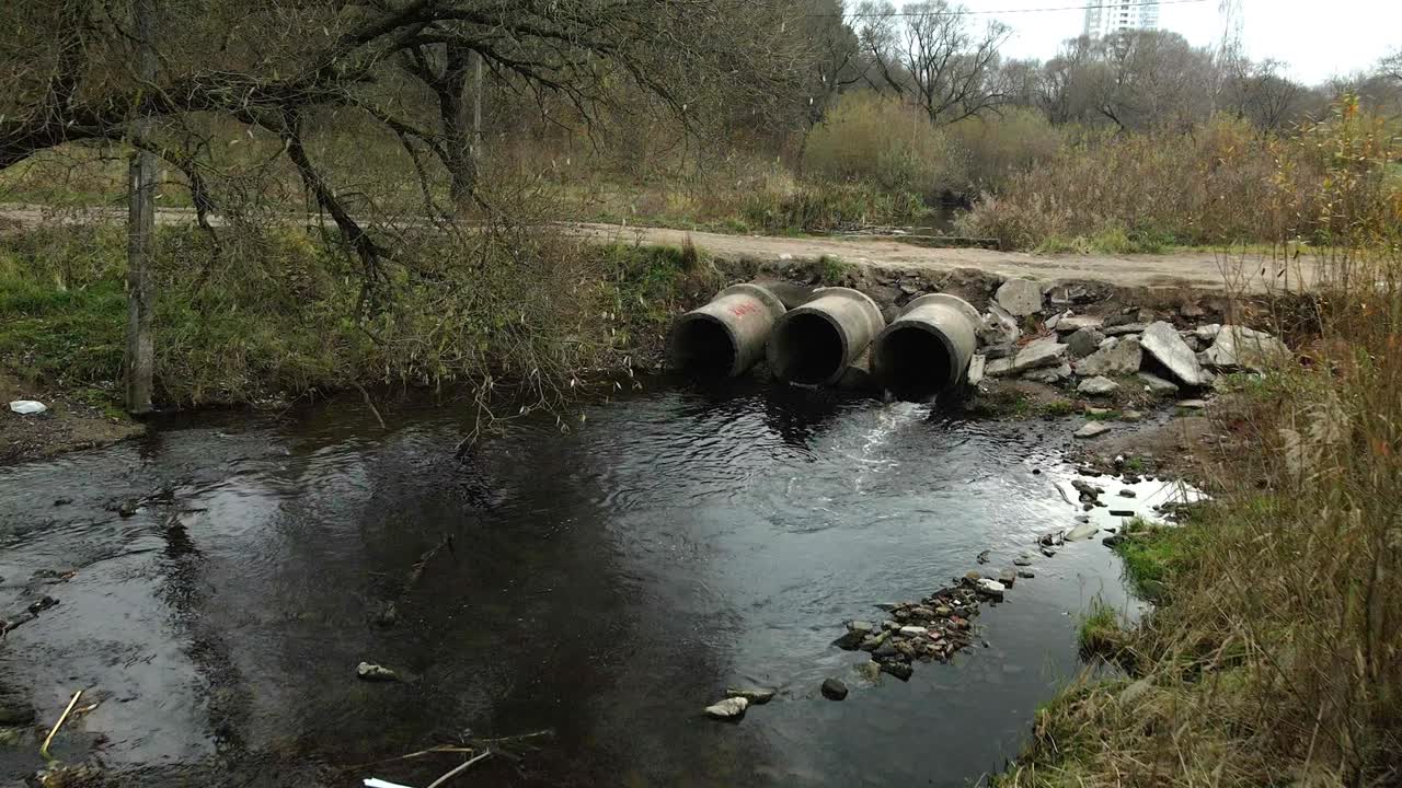 tuberías de residuos de hormigón. corrientes de agua fluyen a través de tuberías de hormigones. cuerpo de agua contaminado en el parque. disparos desde el dron. fotografía aérea.