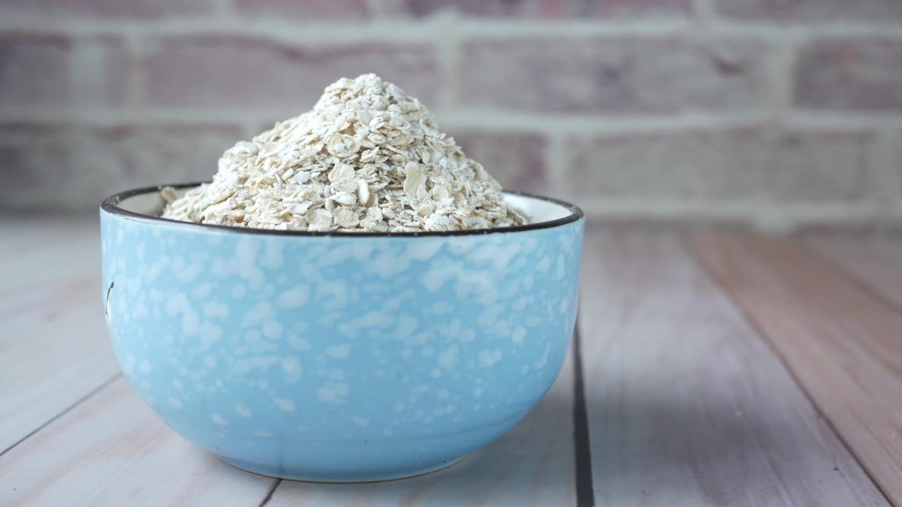 миска с овесной мукой
