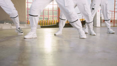 Bailarines-En-Pantalones-Blancos-Y-Calcetines-Ensayando