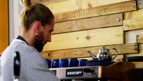 Waiter-making-cup-of-coffee