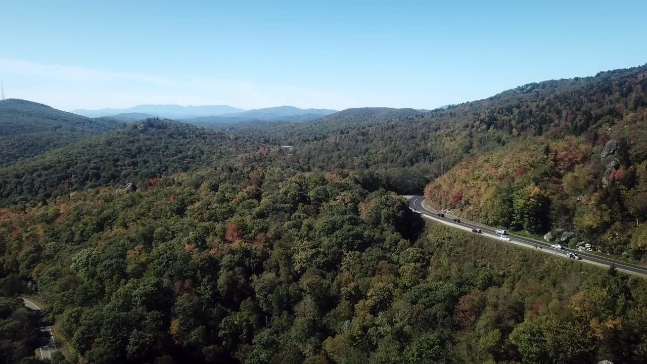 aerial blue ridge parkway desde la montaña del abuelo en 4k en otoño