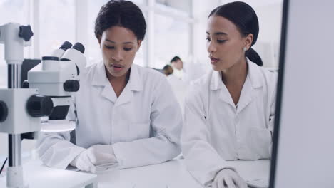 dos científicos médicos discutiendo una muestra de virus