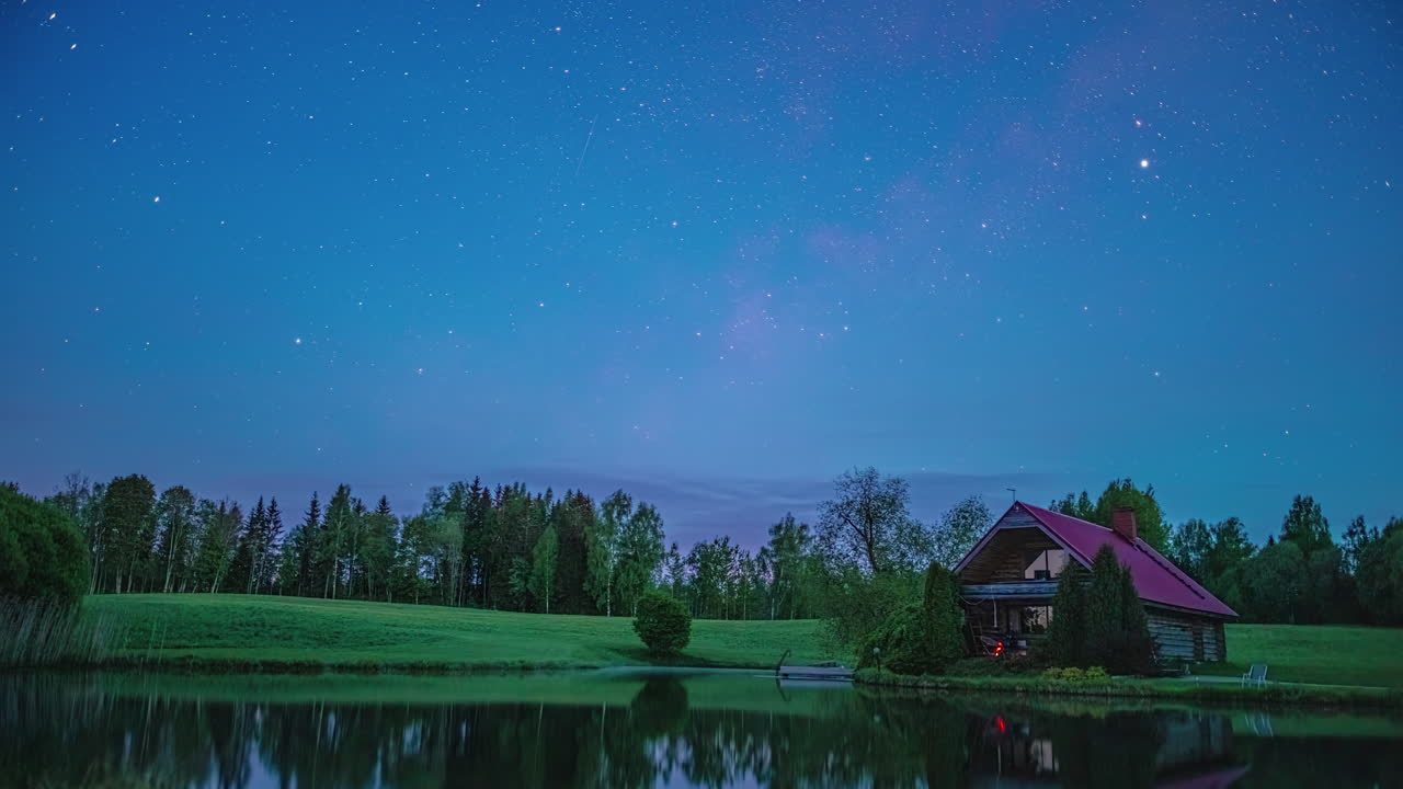 호수  ⁇ 에 있는 오두막 위의 별빛 밤 - 은하계 시간 라세