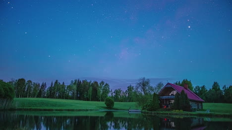 Noche-Estrellada-Sobre-Una-Cabaña-Junto-A-Un-Lago---Lapso-De-Tiempo-De-La-Vía-Láctea