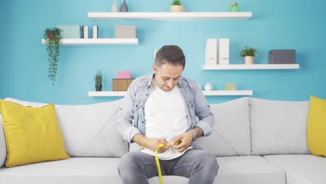 el hombre que está satisfecho con su peso.