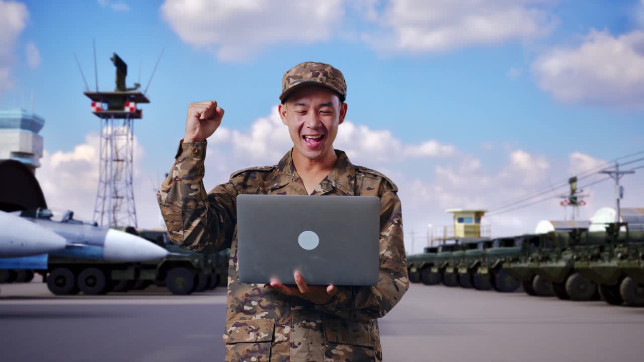 노트북을 사용하는 군인