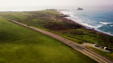 Fahrzeuge-Fahren-Auf-Dem-Cabrillo-Highway-Am-Leuchtturm-Von-Piedras-Blancas-An-Der-Kalifornischen-Küste