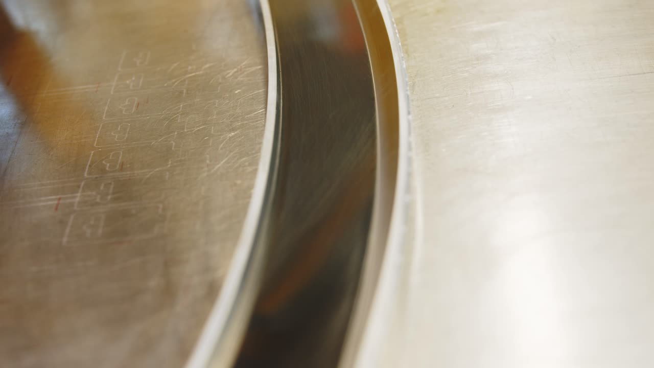 vista de cerca de la máquina de prensa de metal en movimiento mientras trabaja