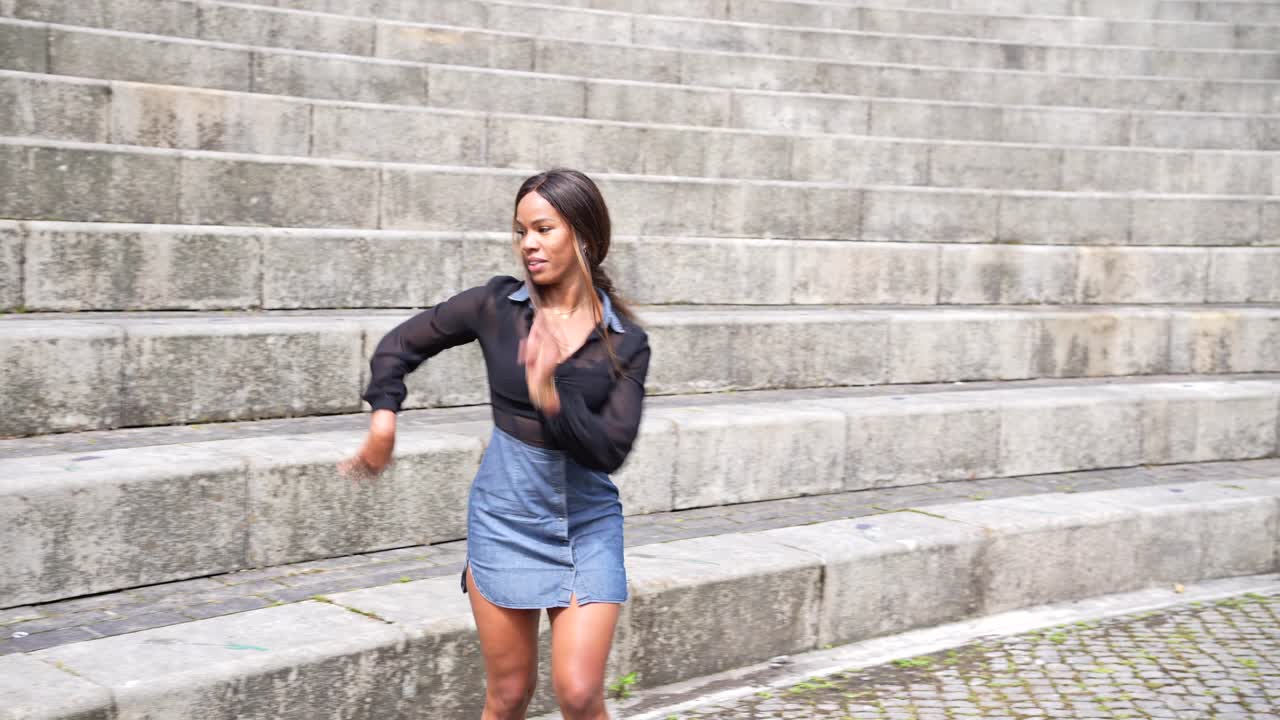 Mulher nas escadas
