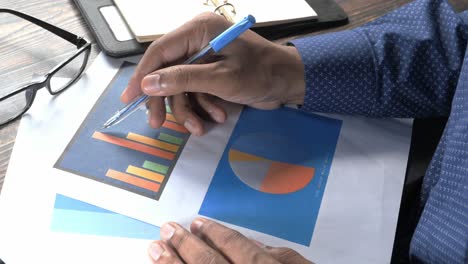 persona de negocios que analiza las cartas