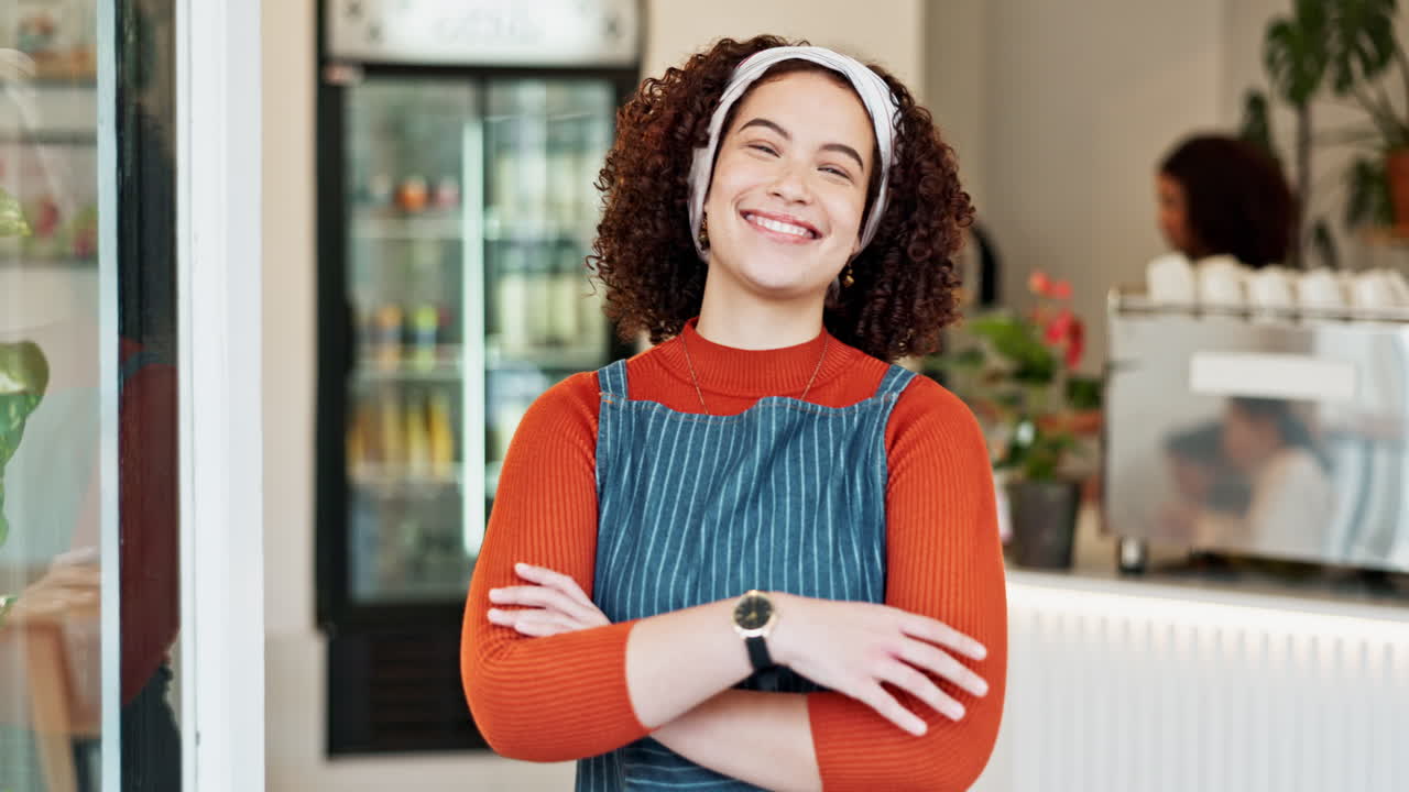 Ritratto di una felice imprenditrice nel suo caffè