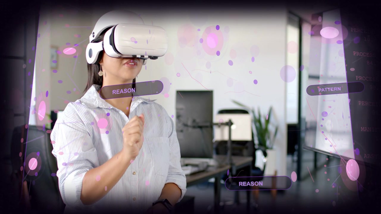 Donna che indossa un visore VR, si protende, tocca etichette fluttuanti REASON PATTERN, analizzando dati tecnologici