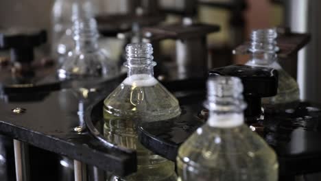 fábrica de vinagre de botellas de plástico que se llenan con un primer plano utilizando máquinas automáticas