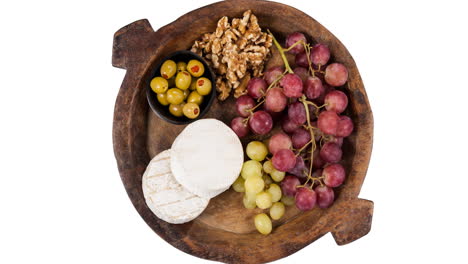 animación de aceitunas, queso, nueces y uvas sobre fondo blanco