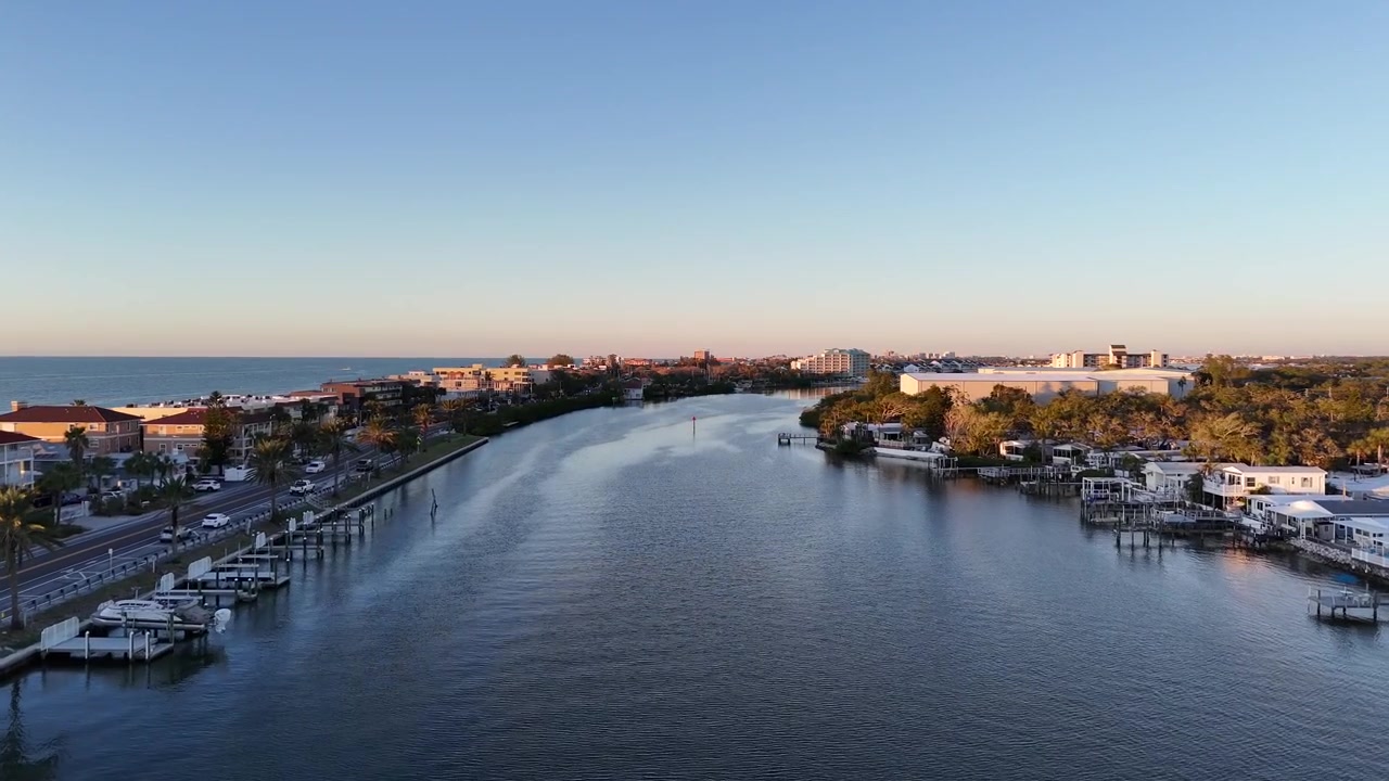 Linia brzegowa Indian Rocks Beach, Clearwater, Floryda. Widok z drona o zachodzie słońca.