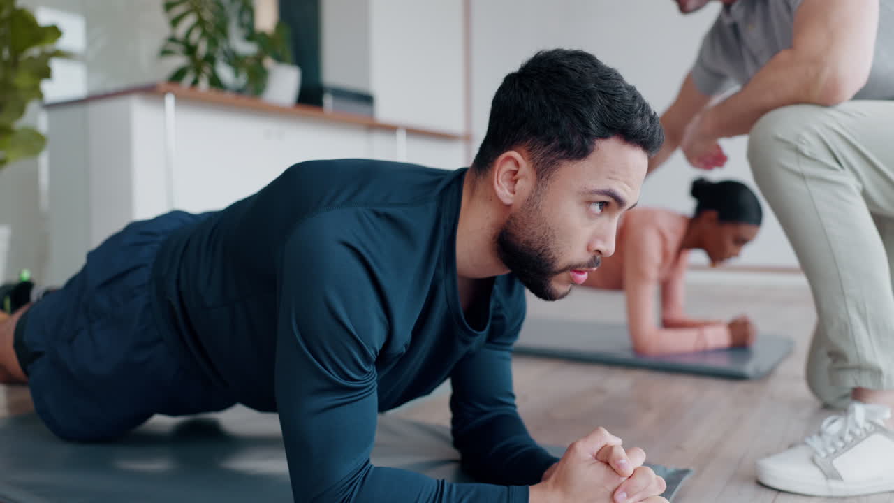 entrenador, tabla y ejercicio personal de personas