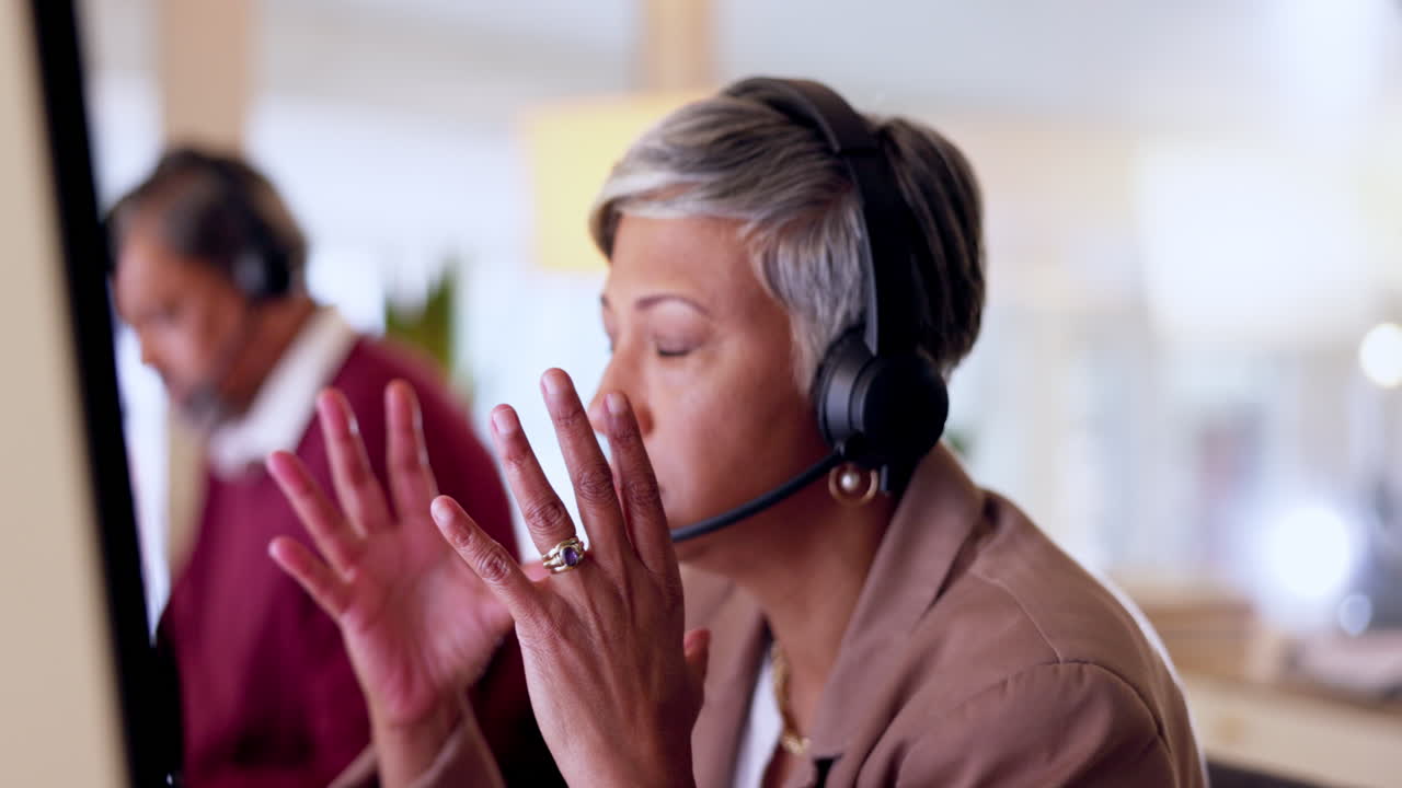 estrés, centro de llamadas y mujer mayor frustrada