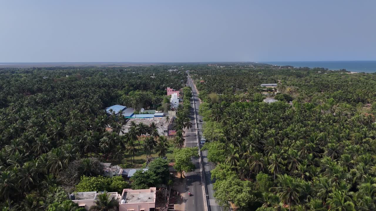 Riprese aeree della East Coast Road (ECR) al confine tra Tamil Nadu e Pondicherry.