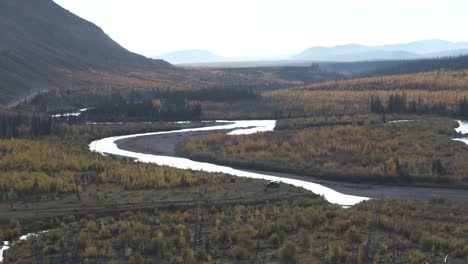 Un-Dron-Sobrevuela-Un-Campamento-Aislado-Con-Gente-Debajo-A-Lo-Largo-Del-Río-Red-Deer-En-Alberta,-Canadá