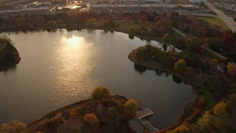 glencoe, illinois, ee.uu.: toma aérea inclinada sobre el hermoso lago en el jardín botánico de chicago a lo largo de una carretera durante la noche