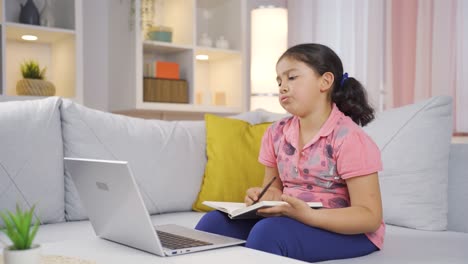 una niña confundida piensa y no puede entenderlo.