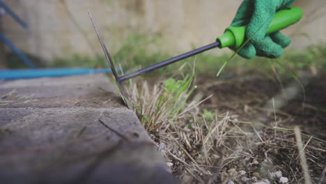las manos del jardinero guantes y pala de cerca mientras trabaja en el campo preparando el suelo para la próxima siembra en cámara lenta
