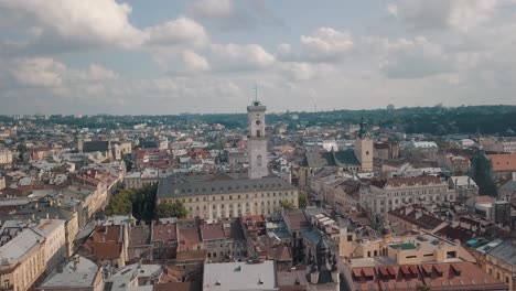 Imágenes-Aéreas-De-Drones-De-La-Ciudad-Europea-De-Lviv,-Ucrania.-Vuelo-Sobre-La-Popular-Parte-Antigua-Del-Casco-Antiguo