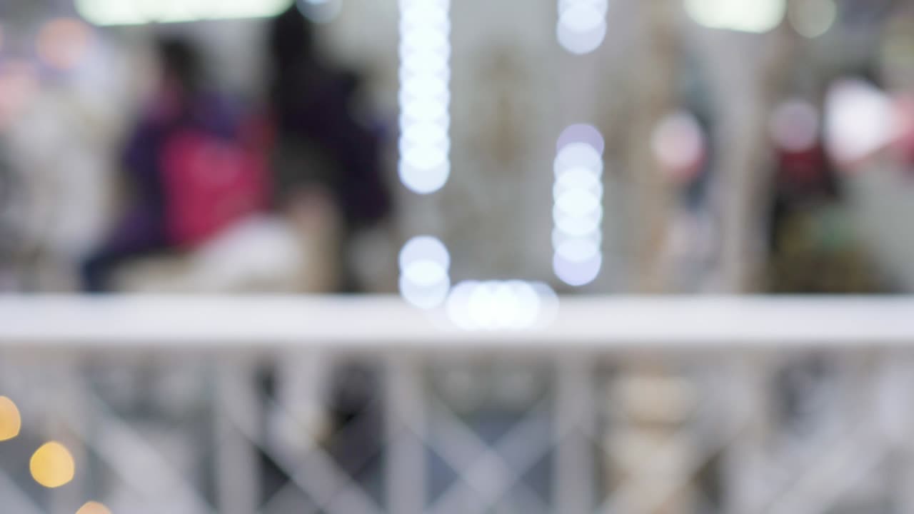 놀이 공원에서 회전하는 카루셀, 초점 밖, 주체가 중간에 있습니다.