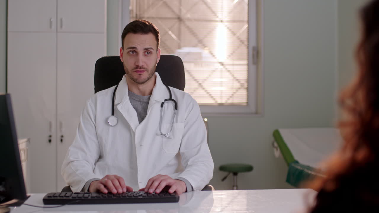 Medico nello studio che si consulta con il paziente