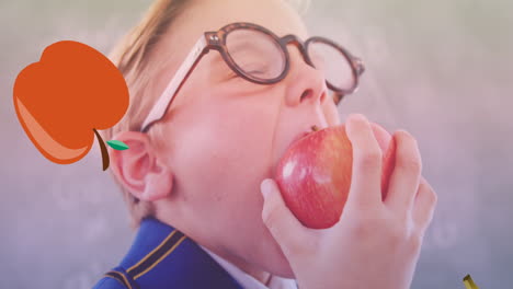 animación de frutas cayendo sobre un niño caucásico comiendo manzana