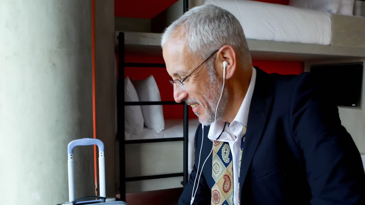 Uomo d'affari che parla al cellulare in camera d'albergo 4k