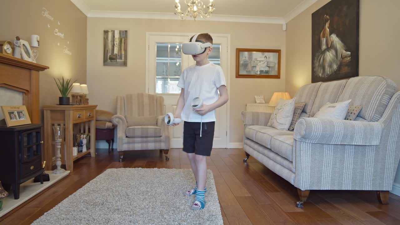 niño diviértase con auriculares de realidad virtual en casa en la sala de estar
