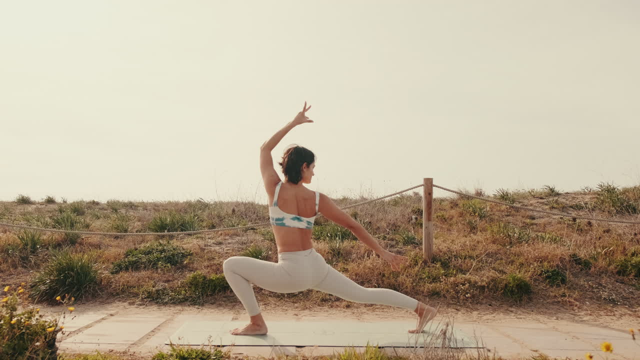 Junge Frau macht Yoga-Ausfallschritt im Freien