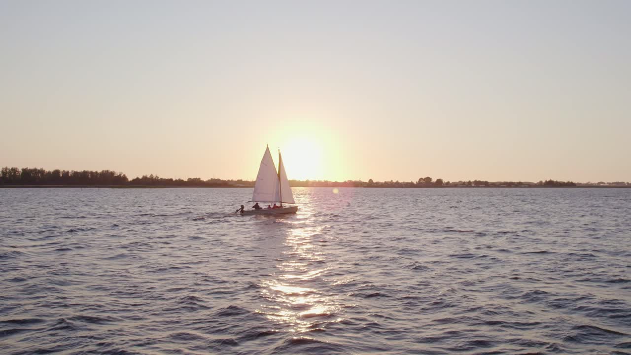 Lago Fluessen al tramonto con una barca, Koudum, Frisia