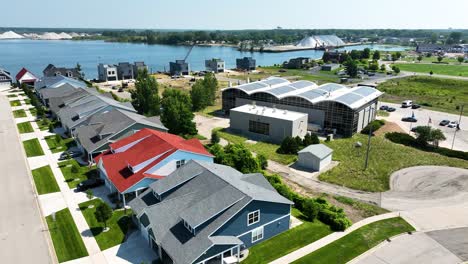 lake homes of newer build on the lakeshore