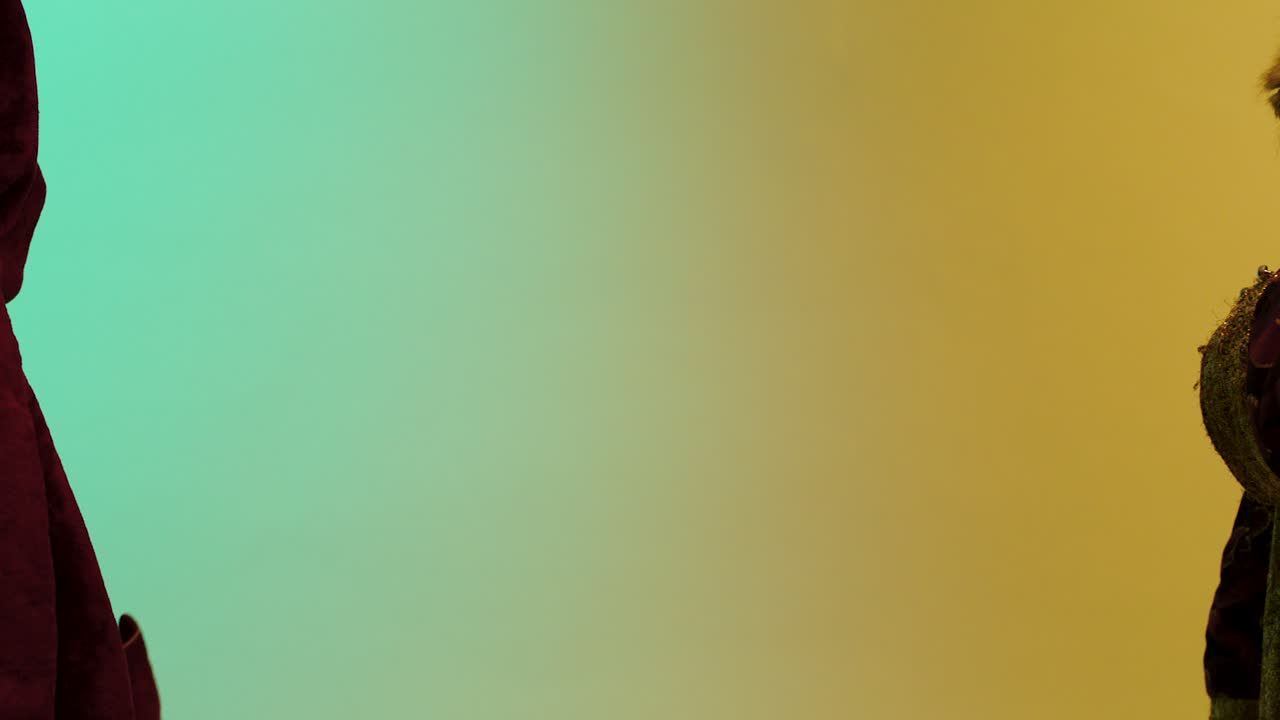 manos intercambiando un objeto