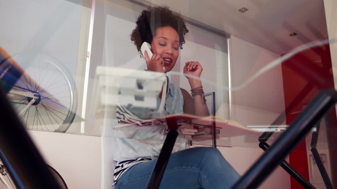 estudiante feliz contestando el teléfono