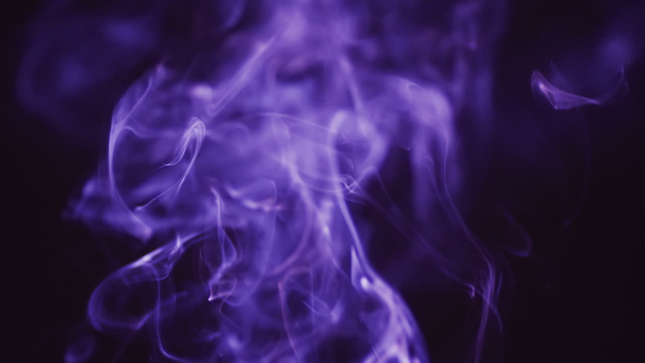 Video di nuvole di fumo viola in movimento con spazio per il testo su sfondo nero.