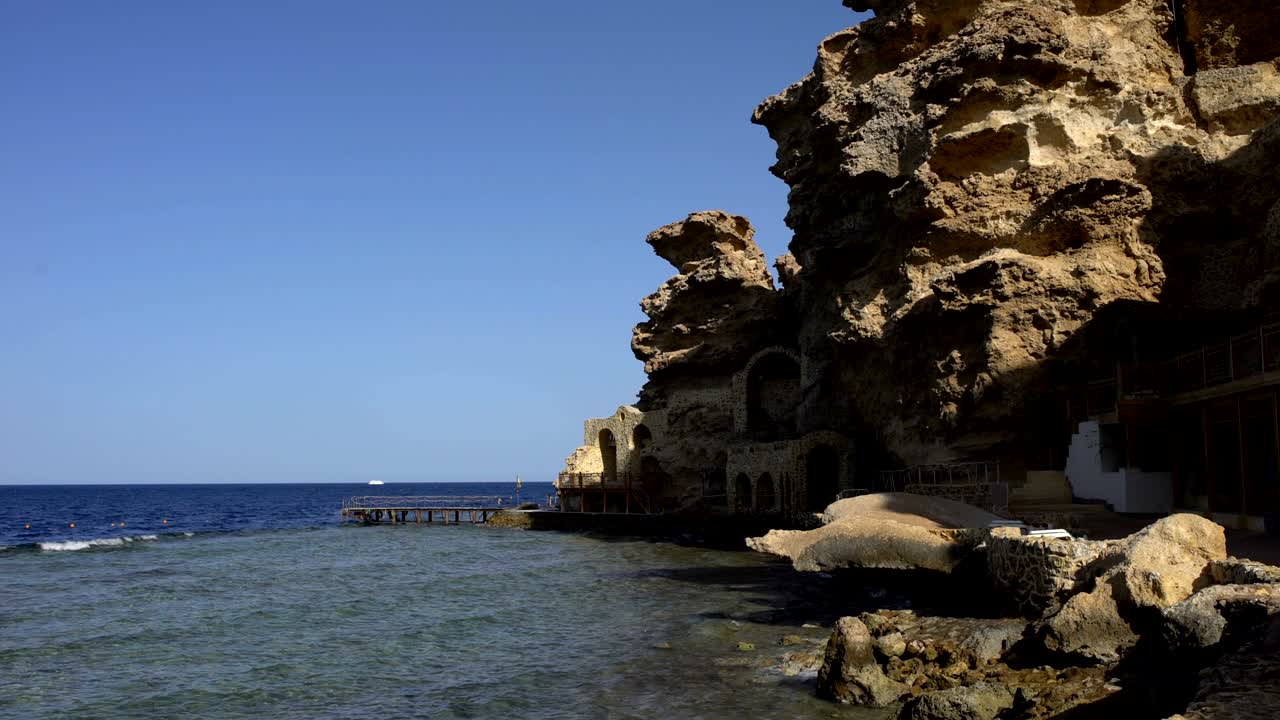costa del mar con acantilados escarpados
