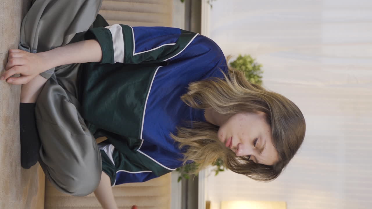 외롭고 슬픈 젊은 여성의 수직 비디오.