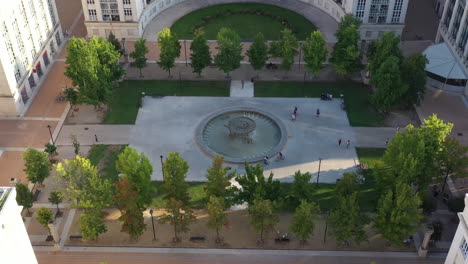 Brunnen-Im-Park-Thessalien-Antigone-Montpellier-Luft-Sonnenuntergang-Menschen