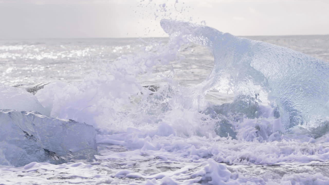 다이아몬드 해변에서 파도의 아이슬란드 슬로우 모션