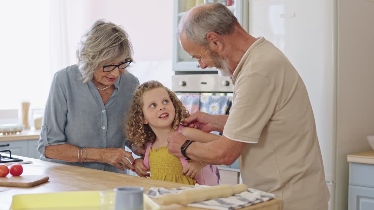 familia cocinando juntos en la cocina
