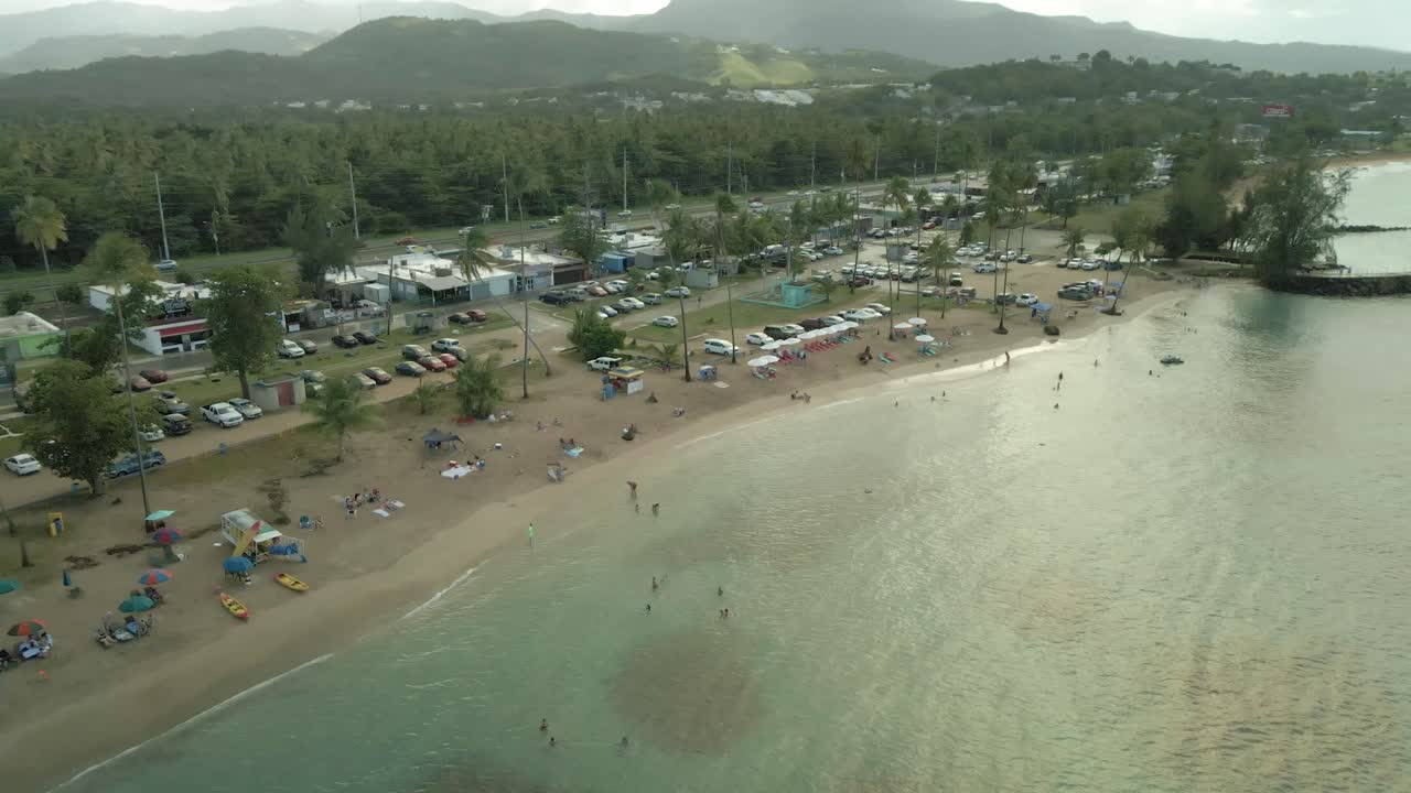 luquillo puerto rico kiosko de luquillo playa fortuna línea costera perallel volar sobre el atardecer nublado 4k60p