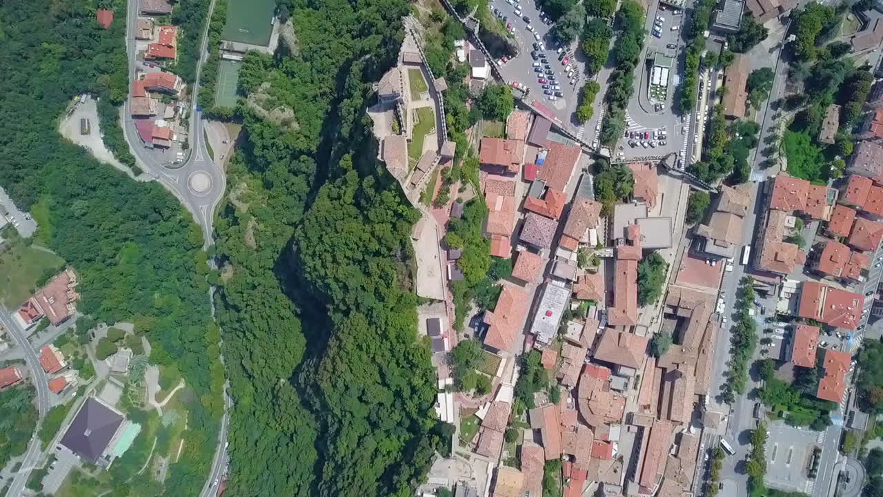 vista aérea de la torre guaita en monte titano en san marino
