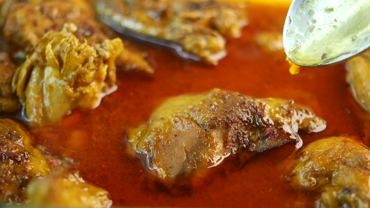 un primer plano del curry de pollo