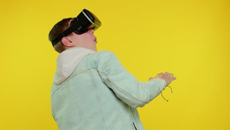 hombre usando realidad virtual tecnología futurista auriculares vr casco para jugar simulación de videojuego 3d