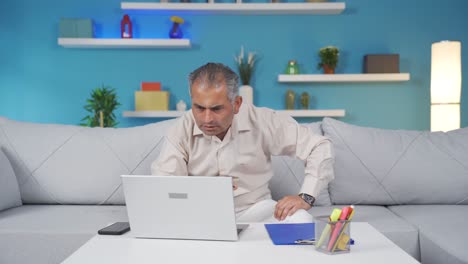 el trabajador de oficina en casa ve su fracaso en la computadora portátil.
